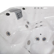 Wellis Malaga Life Whirlpool Innenraum von oben mit Massagedüsen und Steuerungselementen