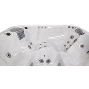 Wellis Malaga Life Premium-Whirlpool Innenansicht von oben mit Massagedüsen und Sitzbereichen