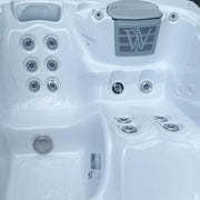 Wellis Manhattan Life Whirlpool Draufsicht mit Massagejets, Kopfstütze und Filtration
