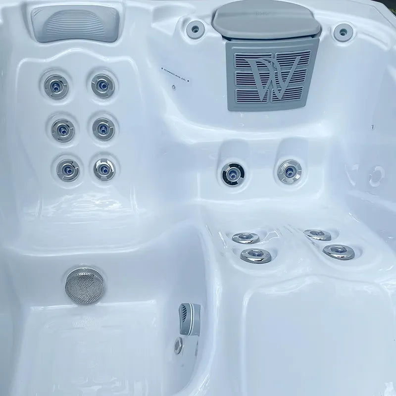 Wellis Manhattan Life Whirlpool Draufsicht mit Massagejets, Kopfstütze und Filtration