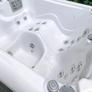 Wellis Manhattan Life Whirlpool Innenraum mit Massagedüsen und ergonomischen Sitzplätzen von oben