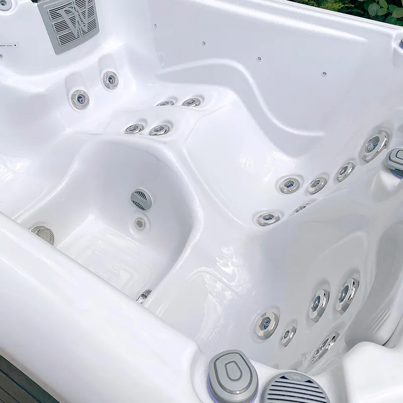 Wellis Manhattan Life Whirlpool Innenraum mit Massagedüsen und ergonomischen Sitzplätzen von oben