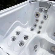 Wellis Manhattan Life Whirlpool Innenraum mit mehreren Massagedüsen und ergonomischen Sitzflächen