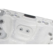 Wellis Olympus Life Whirlpool Massagedüsen und Bedienelemente Detailansicht