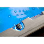 Wellis Olympus Life Whirlpool Steuerknopf mit blauem Wasser im Hintergrund
