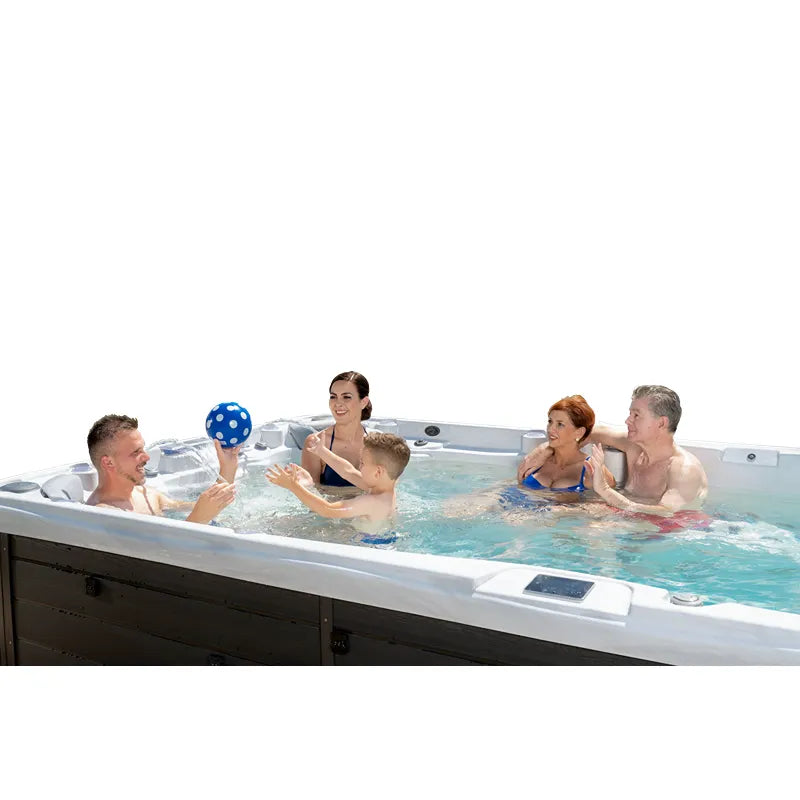 Wellis Olympus Life Premium Whirlpool mit Familie und Kind beim Entspannen im warmen Wasser mit Wasserjets