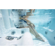 Wellis Olympus Life Premium Whirlpool mit Person unter Wasser, Hydrojets und sprudelndes Wasser sichtbar