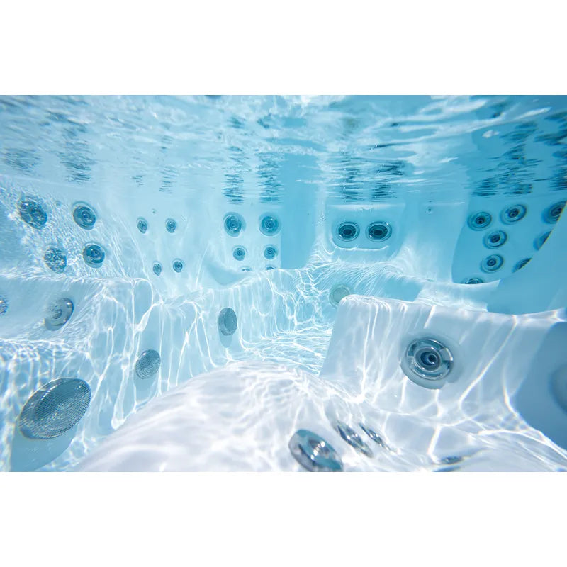 Wellis Olympus Life Whirlpool Unterwasseransicht mit 88 Jets und Düsen in kristallklarem Wasser