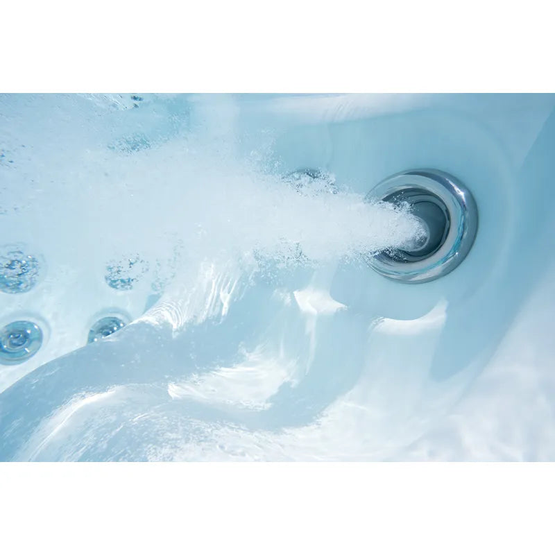 Wellis Olympus Life Whirlpool von oben mit aktivierten Wasserjets und sprudelndem Wasser