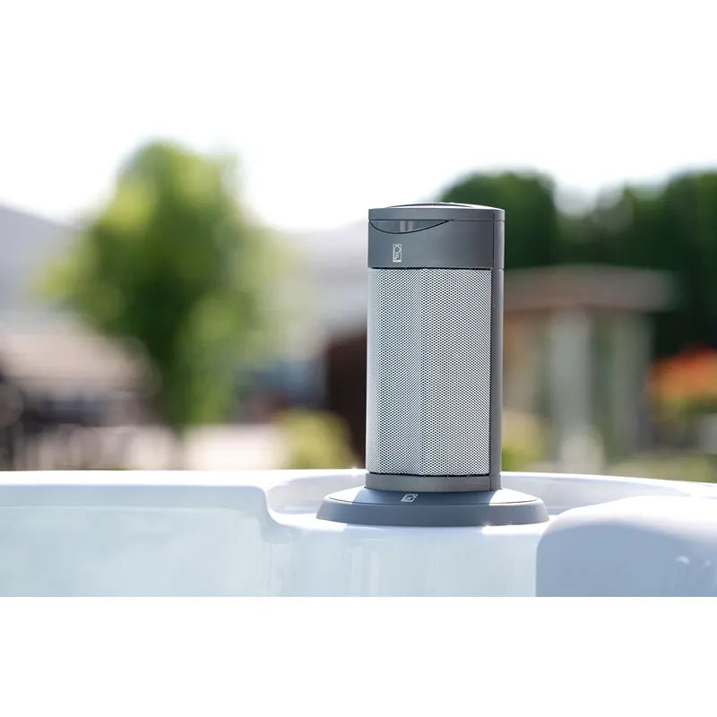 Wellis Olympus Life Premium Whirlpool Steuereinheit am Rand eines Whirlpools mit Gartensicht
