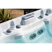 Wellis Olympus Life Whirlpool mit Steuerungstasten und Jets, Nahaufnahme Bedienelemente im Garten