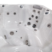 Wellis Palermo Life Premium-Whirlpool von oben mit Massagedüsen und Steuerungselementen