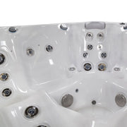 Wellis Palermo Life Whirlpool Innenraum mit Massagedüsen und Sitzplätzen von oben
