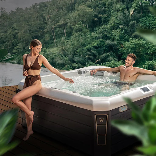 Wellis Palermo Life Premium-Whirlpool mit zwei Personen in tropischem Garten