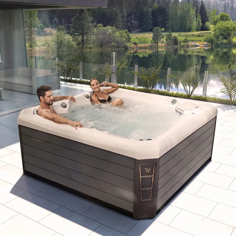 Wellis Palermo Life Premium-Whirlpool mit zwei Personen in Gartensetting am See