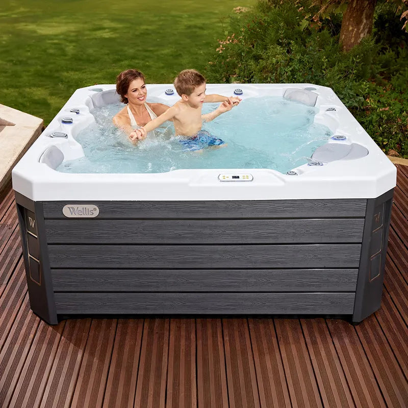Wellis Prague Life Whirlpool mit Frau und Kind im Wasser auf Holzterrasse