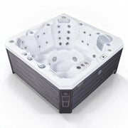 Wellis Prague Life Premium-Whirlpool von oben, weiße Innenschale mit mehreren Massagedüsen und schwarzem Holzrahmen