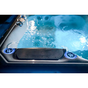Wellis Teide Life Premium Whirlpool mit sprudelndem Wasser, blauem Rand und ergonomischen Griffen mit beleuchtetem W-Logo