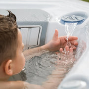 Wellis Teide Life Whirlpool mit Kind, das Wasser-Massage-Jet genießt, 3-Sitzer mit 32 Jets
