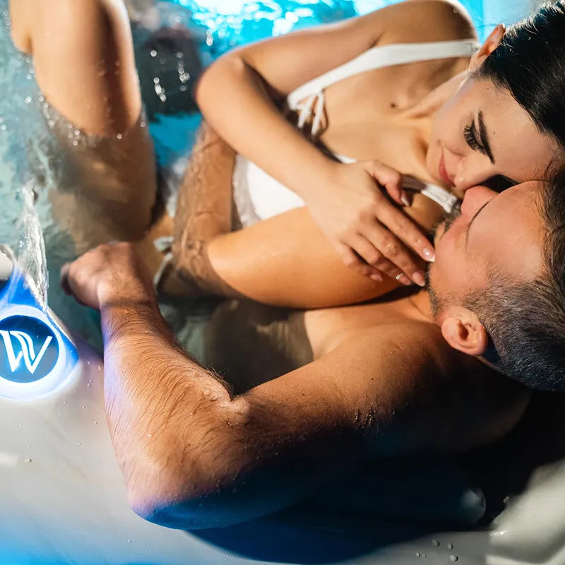 Paar entspannt im Wellis Teide Life Whirlpool mit sprudelndem Wasser und Massagejets