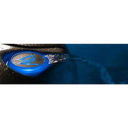 Wellis Teide Life Whirlpool mit blauem LED-Licht und sprudelndem Wasser in Gartenumgebung