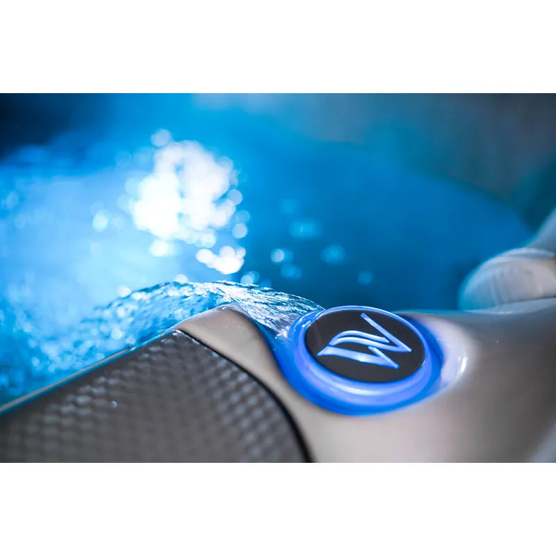 Wellis Teide Life Whirlpool mit sprudelndem Wasser und beleuchtetem Wellis-Logo in Blau