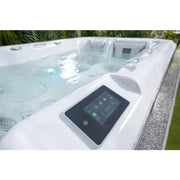 Wellis Teide Life Whirlpool mit digitalem Kontrollpanel und Wasserdüsen im Garten