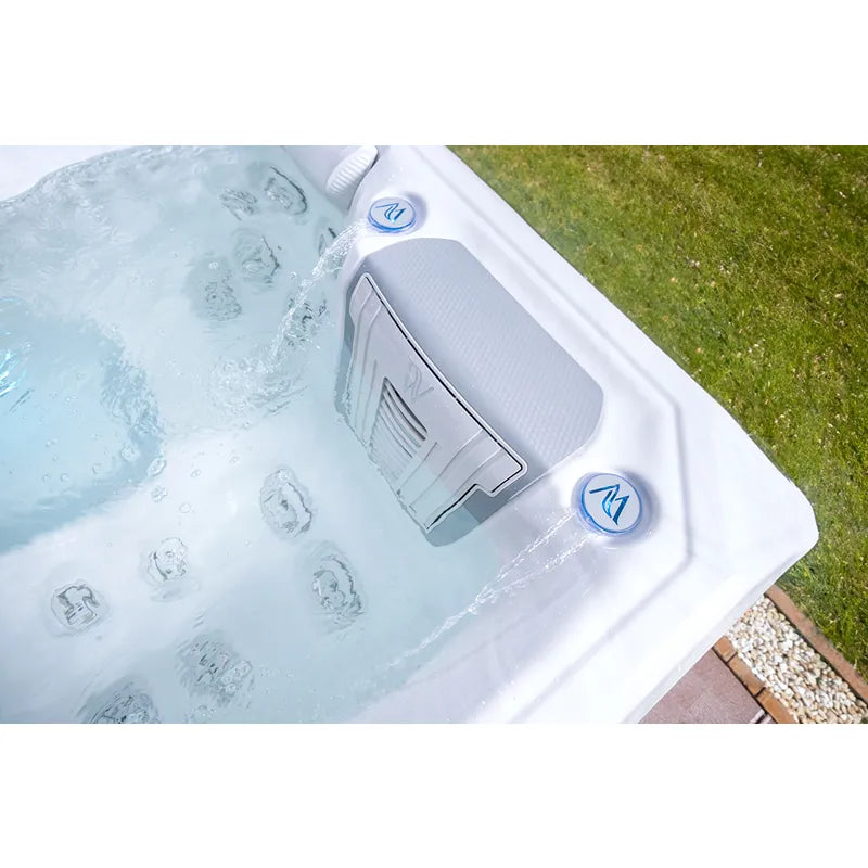 Wellis Teide Life Premium Whirlpool mit aktiven Jets und Massagedüsen im Garten