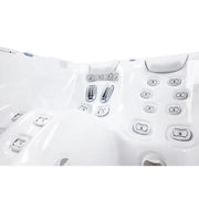 Wellis Teide Life Whirlpool Innenansicht von oben mit 32 Massage-Jets und ergonomischen Sitzen