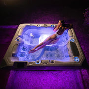 Wellis Teide Life Premium Whirlpool mit Frau in blauem LED-Licht, 32 Jets und modernem Design