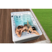 Wellis Teide Life Premium Whirlpool mit 3 Sitzplätzen und 32 Jets, Familie entspannt im türkisblauem Wasser auf Holzterrasse