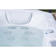 Wellis Teide Life Premium Whirlpool mit aktivierten Wasserjets und Massagedüsen, weiße Außenschale mit ergonomischen Sitzplätzen
