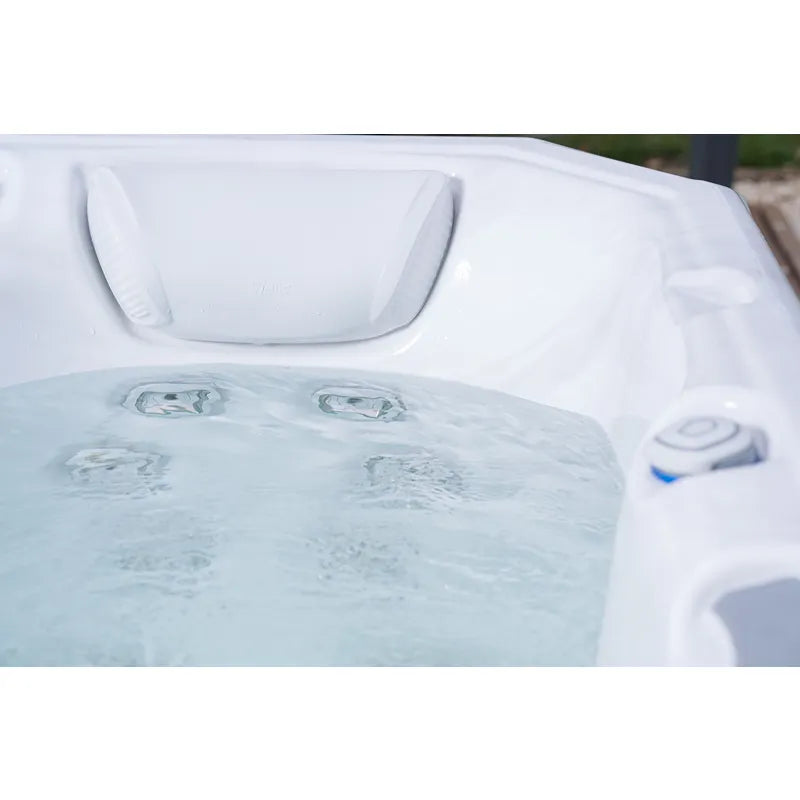 Wellis Teide Life Premium Whirlpool mit aktivierten Wasserjets und Massagedüsen, weiße Außenschale mit ergonomischen Sitzplätzen