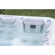 Wellis Teide Life Premium Whirlpool mit aktivierten Wasserjets und sprudelndem Wasser im Garten