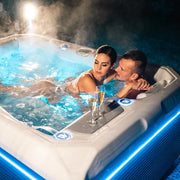 Wellis Teide Life Premium Whirlpool mit Paar beim Entspannen, dampfend, blaues Wasser, 3 Sitze mit Jets