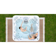 Wellis Vienna Life Premium-Whirlpool von oben mit zwei Personen beim Entspannen im sprudelnden Wasser