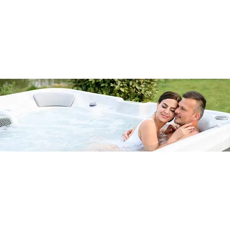 Wellis Vienna Life Premium-Whirlpool mit Paar entspannt im warmen Wasser im Garten