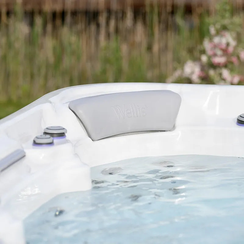 Wellis Vienna Life Premium-Whirlpool mit grauer Kopfstütze, Düsen und Steuerungselementen im Garten