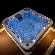 Wellis Vienna Life Premium-Whirlpool mit LED-Beleuchtung, sprudelndes Wasser und integrierter Massagefunktion auf einer Terrasse