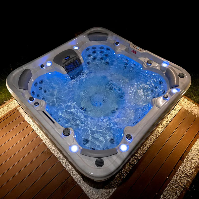 Wellis Vienna Life Premium-Whirlpool mit LED-Beleuchtung, sprudelndes Wasser und integrierter Massagefunktion auf einer Terrasse