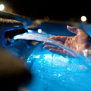 Wellis Vienna Life Whirlpool mit blauem Wasser, Wasserdüse und LED-Beleuchtung, Hand berührt sprudelndes Wasser