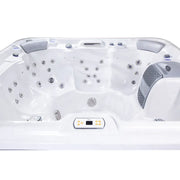 Wellis Vienna Life Whirlpool Innenraum mit Massagedüsen und Steuerungspanel von oben