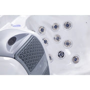 Wellis Vienna Life Whirlpool Massagedüsen und Wellis Logo Nahaufnahme