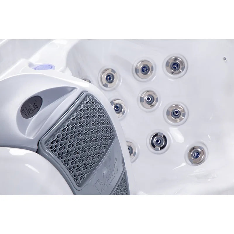Wellis Vienna Life Whirlpool Massagedüsen und Wellis Logo Nahaufnahme