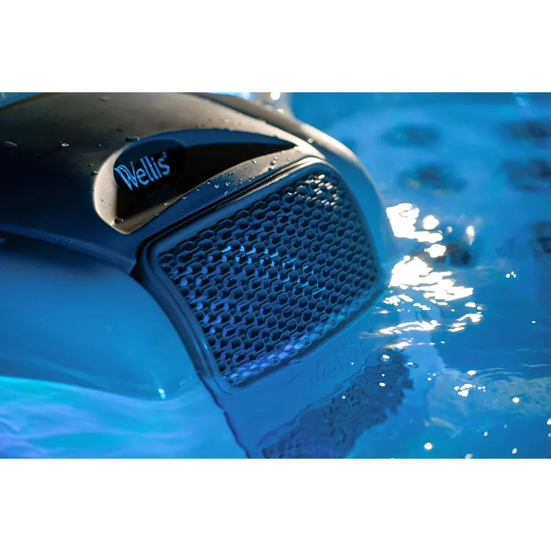 Wellis Vienna Life Premium-Whirlpool mit Wasserdüsen und Massagefunktion im blauen Wasser