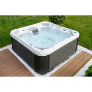 Wellis Vienna Life Premium-Whirlpool mit weißem Becken und dunkelgrauem Rahmen im Garten auf Holzterrasse