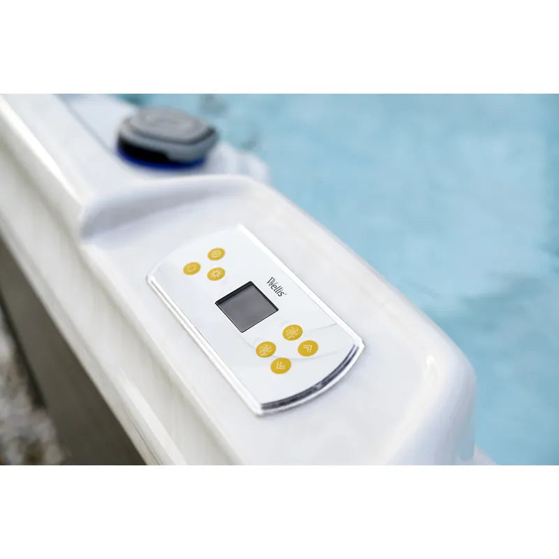 Wellis Vienna Life Whirlpool Steuerfeld mit Display und Bedientasten am Beckenrand