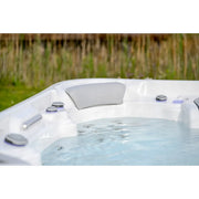 Wellis Vienna Life Premium-Whirlpool mit Kopfstütze, Bedienelemente und sprudelndes Wasser im Garten