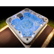 Wellis Vienna Life Premium-Whirlpool mit sprudelndem Wasser, LED-Beleuchtung und Massagedüsen bei Nacht im Garten
