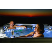 Wellis Vienna Life Premium-Whirlpool mit zwei Personen bei Sonnenuntergang, sprudelndes Wasser und LED-Beleuchtung